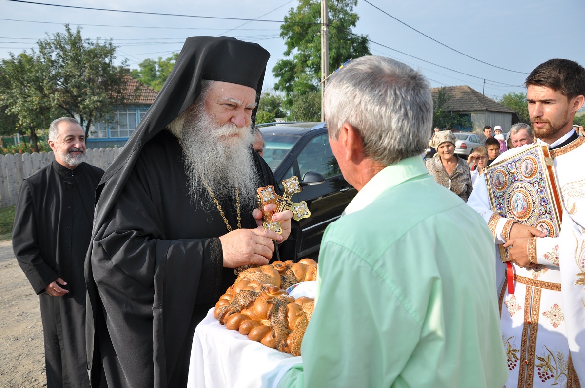 Biserica parohiei Iacobeni, resfinţită de PS Calinic Botoşăneanul