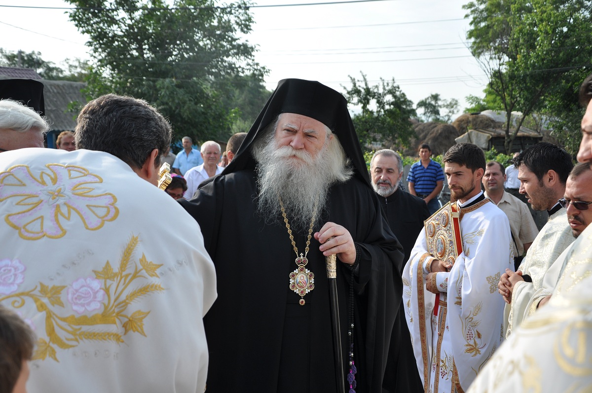 Biserica parohiei Iacobeni, resfinţită de PS Calinic Botoşăneanul