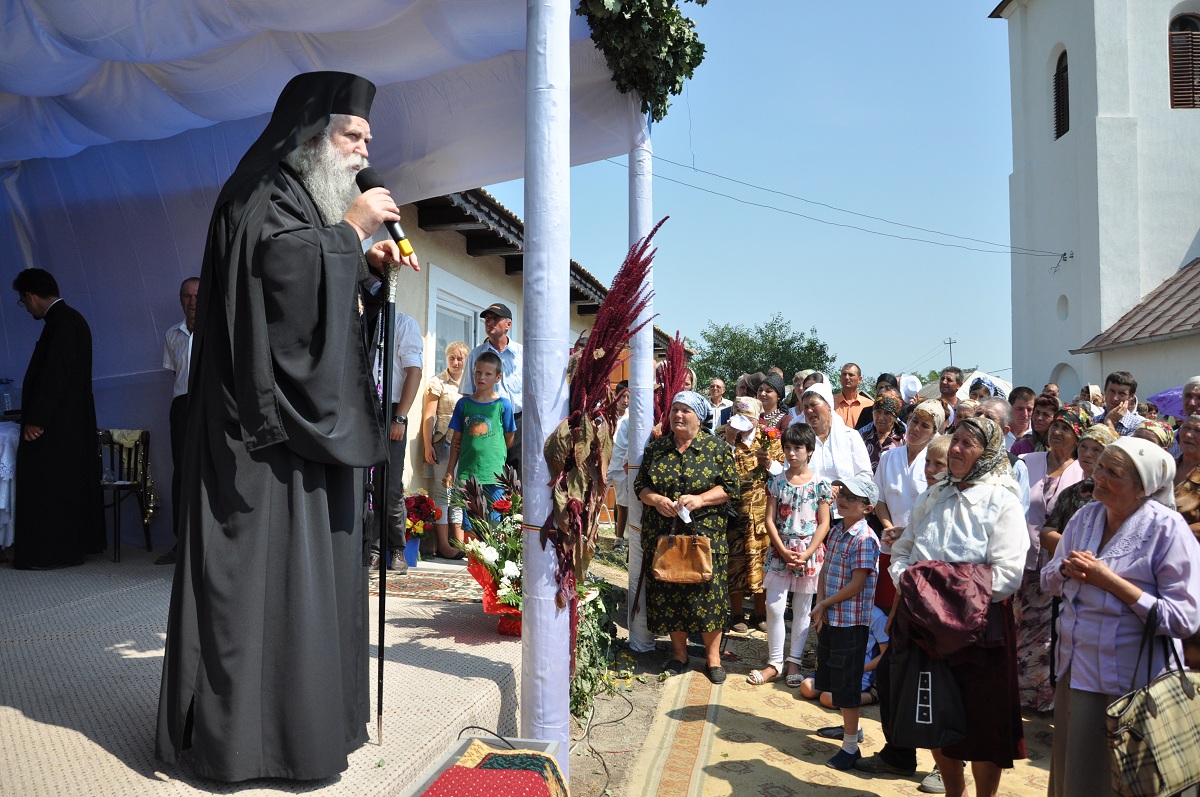 Biserica parohiei Iacobeni, resfinţită de PS Calinic Botoşăneanul