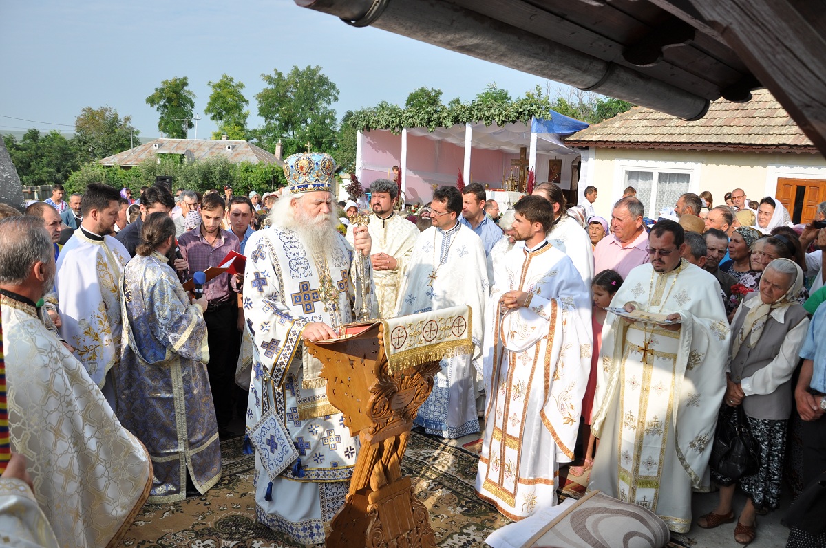 Biserica parohiei Iacobeni, resfinţită de PS Calinic Botoşăneanul