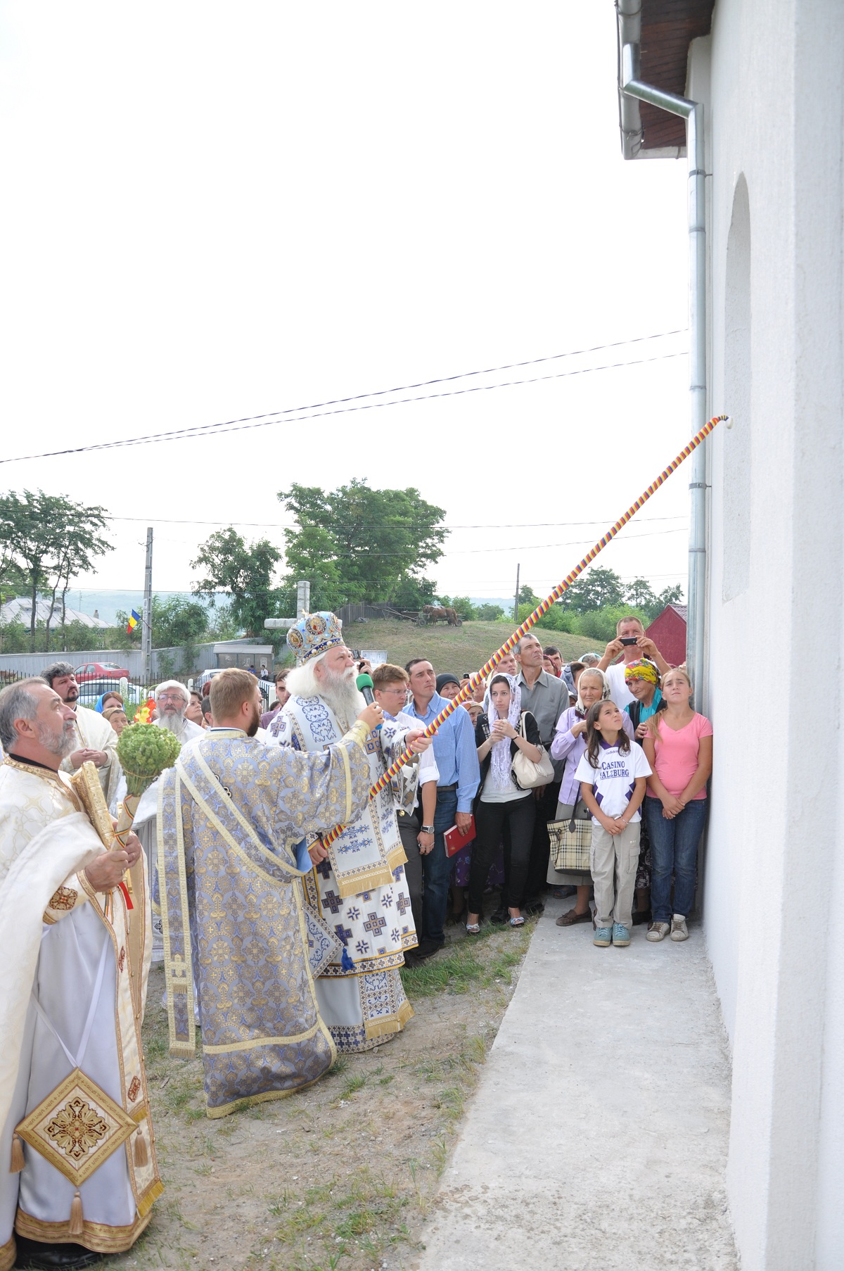 Biserica parohiei Iacobeni, resfinţită de PS Calinic Botoşăneanul