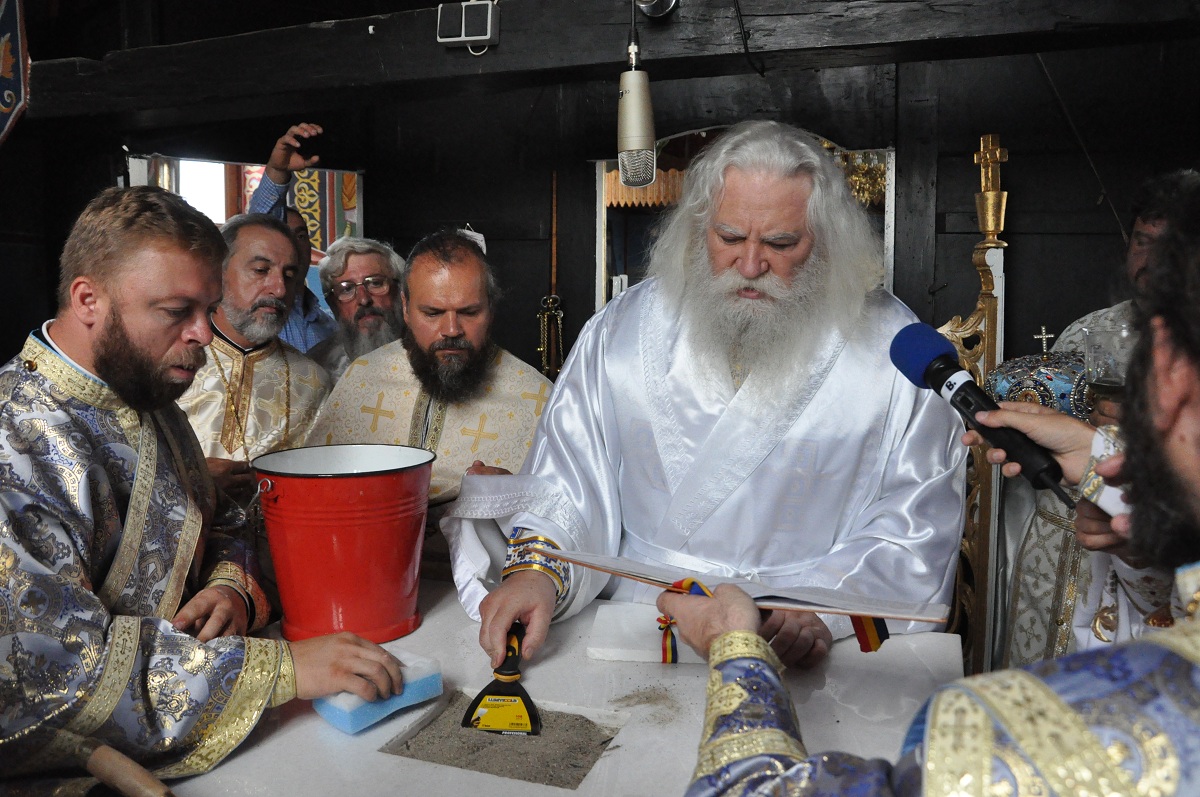 Biserica parohiei Iacobeni, resfinţită de PS Calinic Botoşăneanul