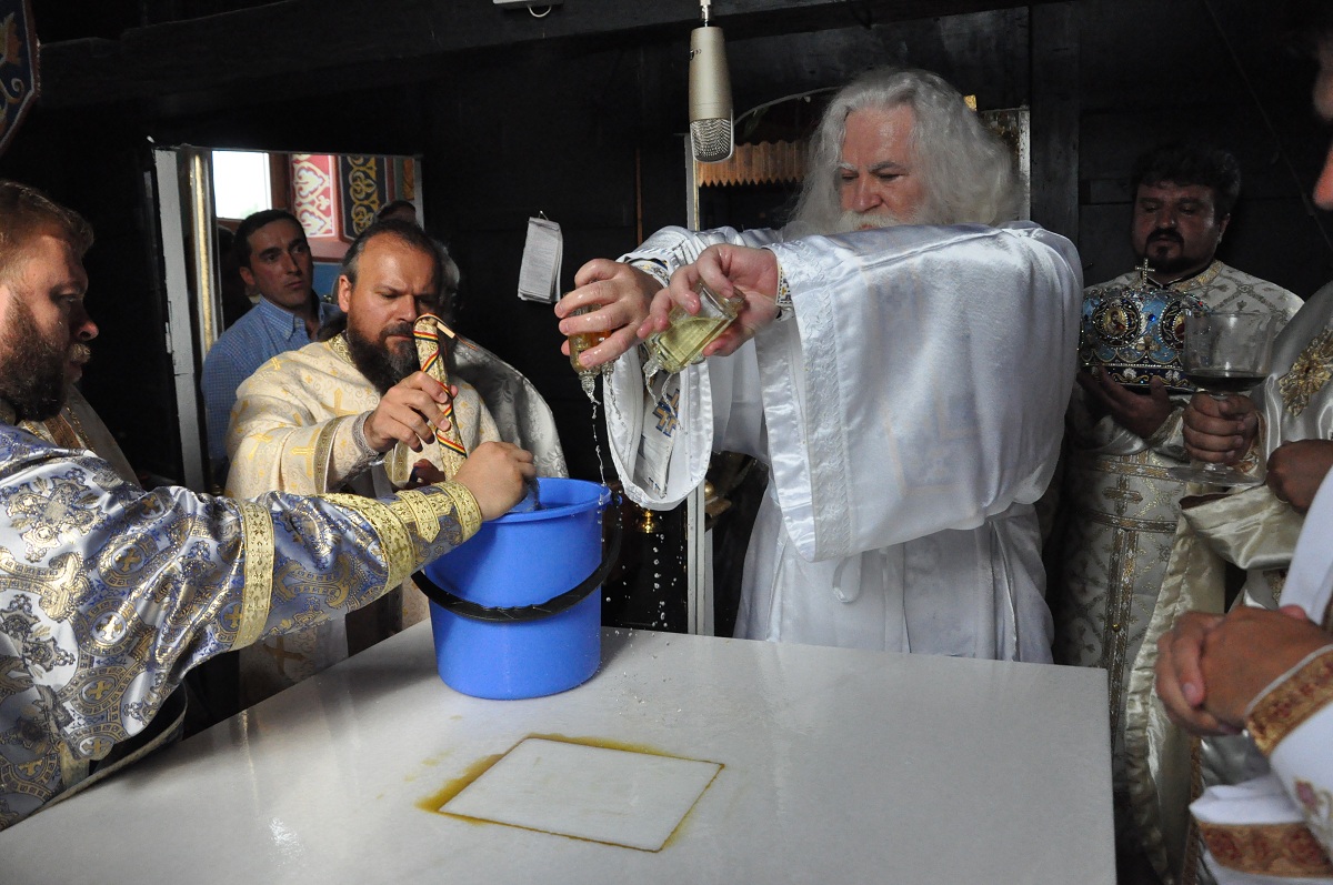 Biserica parohiei Iacobeni, resfinţită de PS Calinic Botoşăneanul