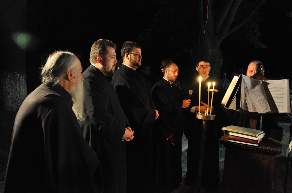 Priveghere de toată noaptea la Mănăstirea Bucium