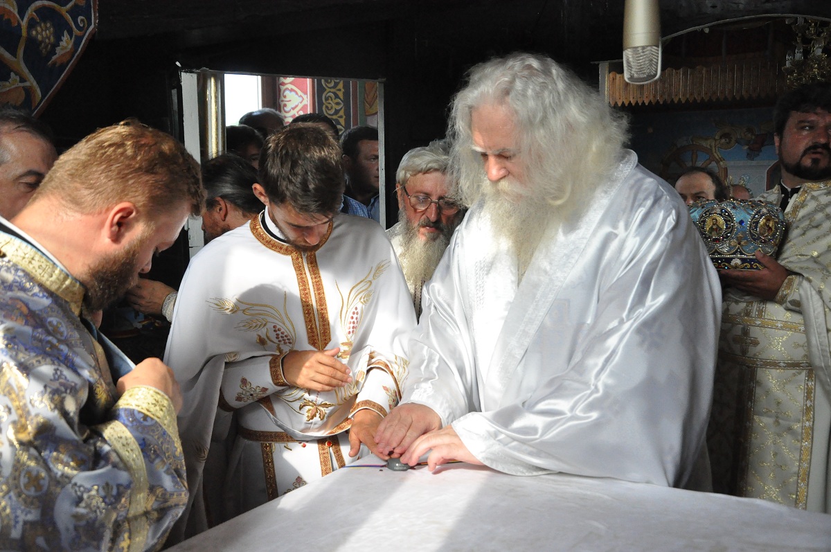 Biserica parohiei Iacobeni, resfinţită de PS Calinic Botoşăneanul