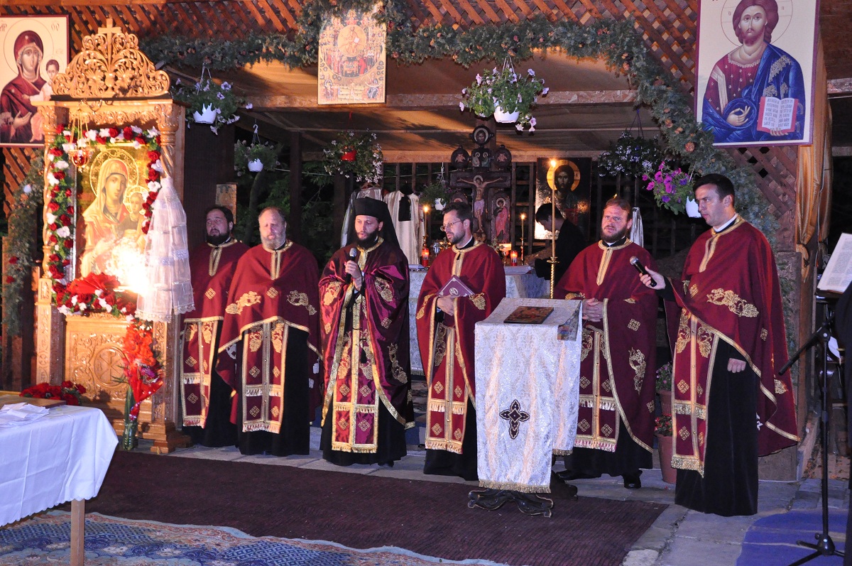 Priveghere de toată noaptea la Mănăstirea Bucium