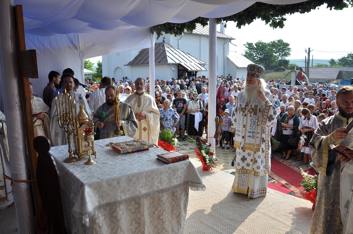 Biserica parohiei Iacobeni, resfinţită de PS Calinic Botoşăneanul