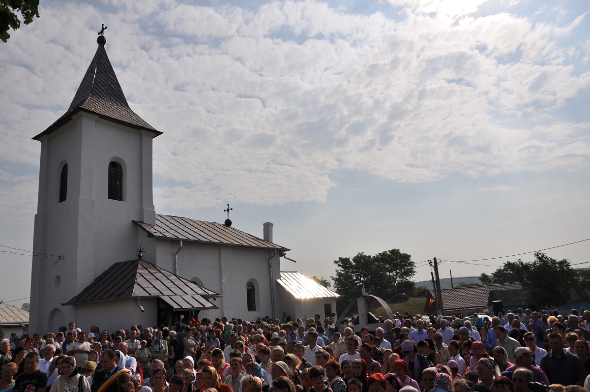 Biserica parohiei Iacobeni, resfinţită de PS Calinic Botoşăneanul