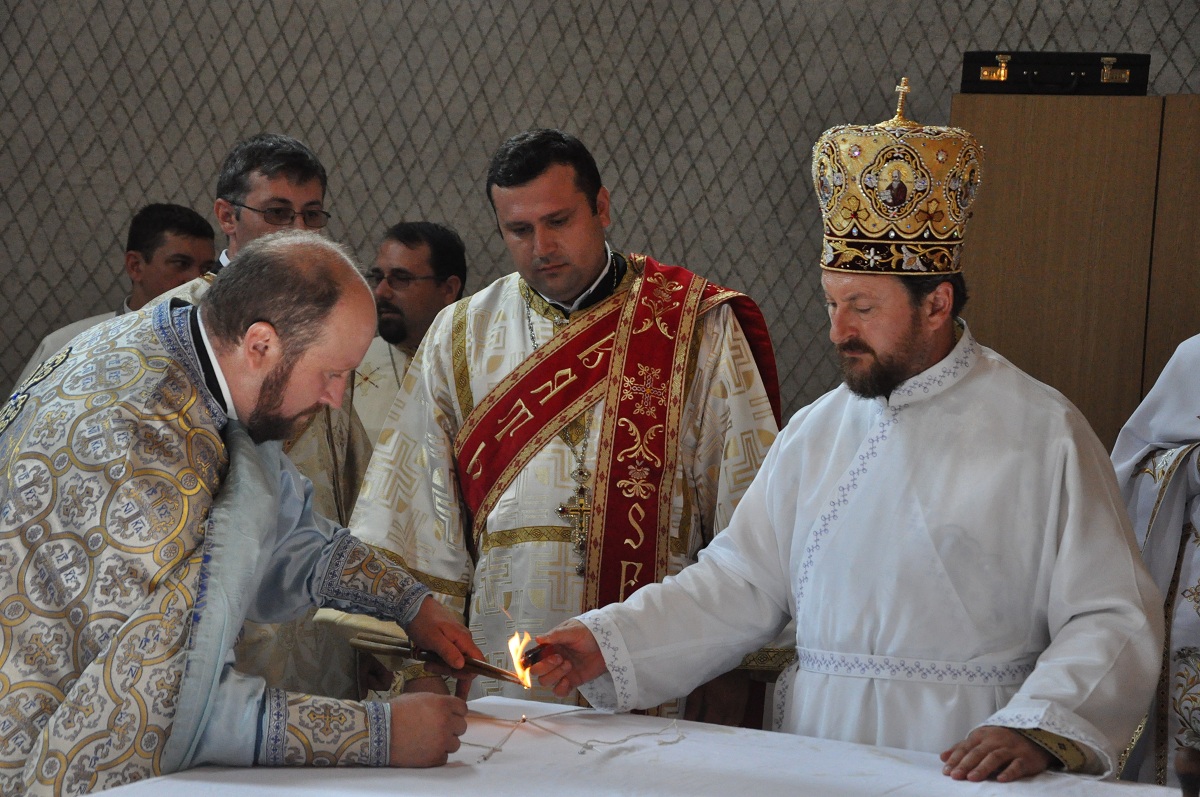 Fiii satului Berezeni, prezenţi la slujba de sfinţire a Bisericii &quot;Adormirea Maicii Domnului&quot;