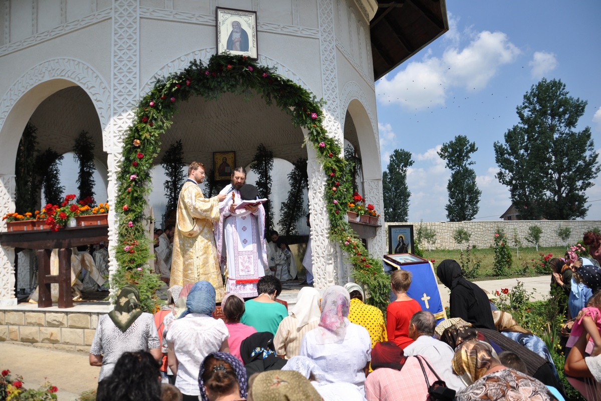 Aflarea moaştelor Sf. Cuv. Serafim de Sarov, hramul de vară al Mănăstirii Eșanca