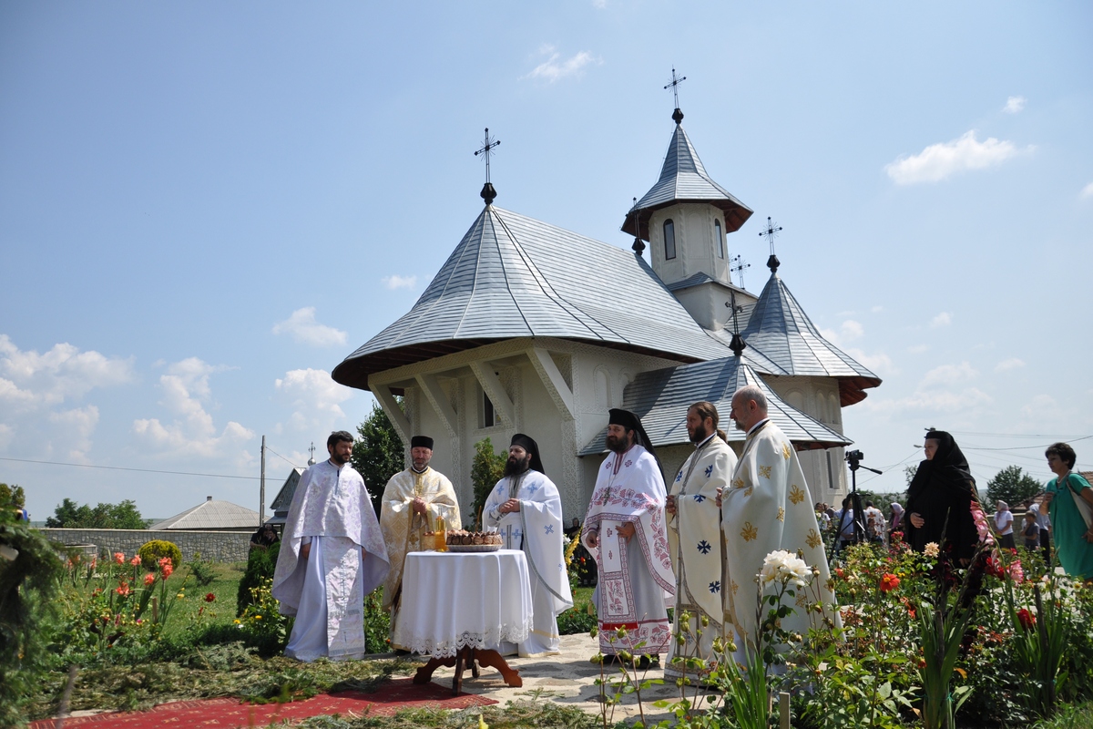 Aflarea moaştelor Sf. Cuv. Serafim de Sarov, hramul de vară al Mănăstirii Eșanca