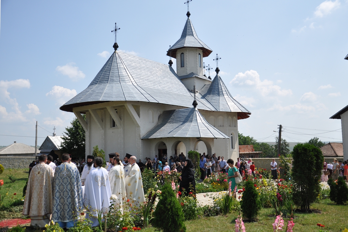 Hramul de vară al Mănăstirii EșancaFotografii: Tudorel Rusu Aflarea moaştelor Sf. Cuv. Serafim de Sarov, hramul de vară al Mănăstirii Eșanca