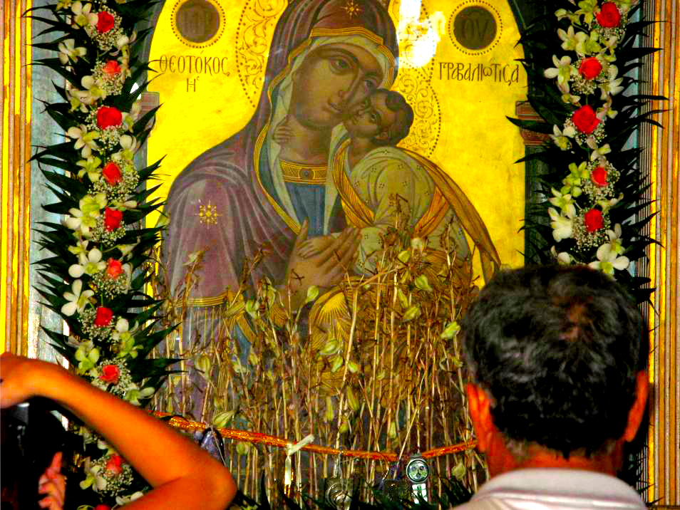 crini la icoana Maicii Domnului