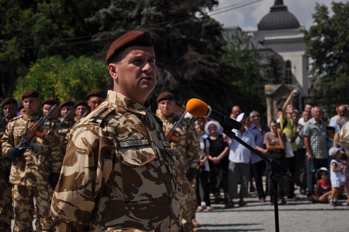 Militarii ieşeni care vor pleca în Afganistan, binecuvântaţi de IPS Teofan