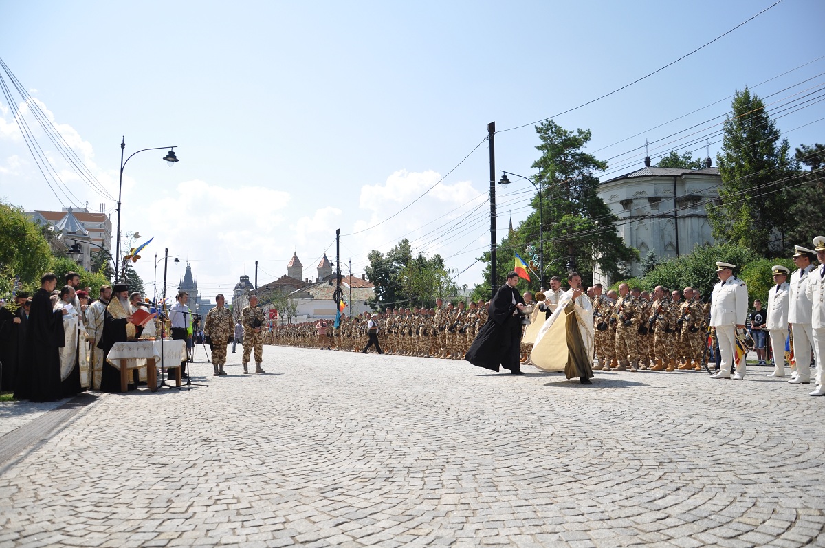 Militarii ieşeni care vor pleca în Afganistan, binecuvântaţi de IPS Teofan