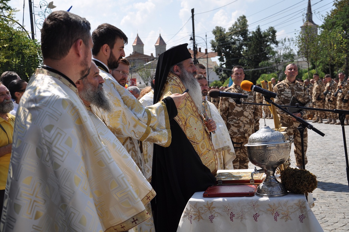Militarii ieşeni care vor pleca în Afganistan, binecuvântaţi de IPS Teofan