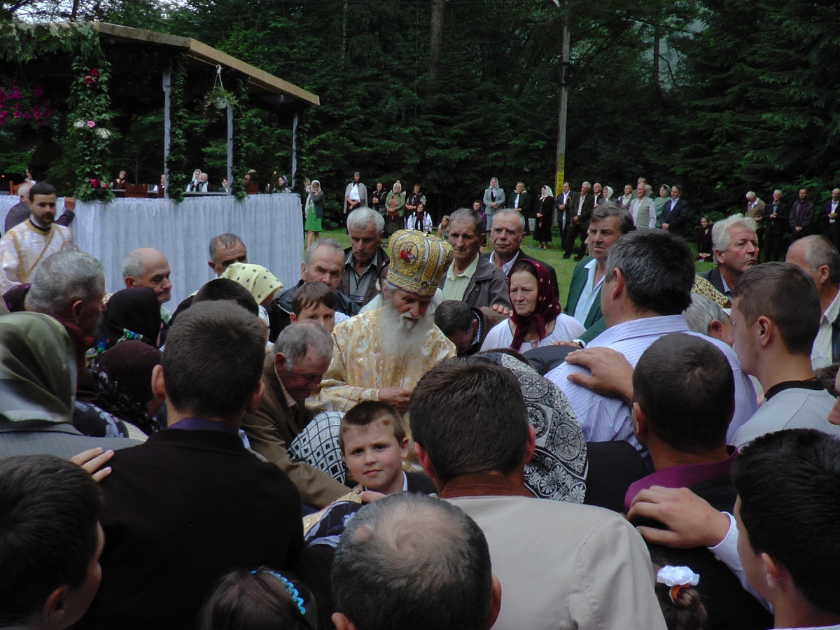Liturghie arhierească la hramul parohiei Falcău Liturghie arhierească la hramul parohiei Falcău
