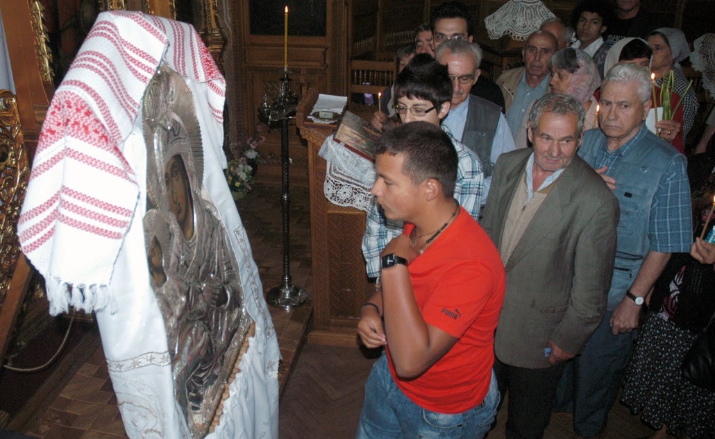 Icoana Maicii Domnului de la Mănăstirea Neamţ, în mijlocul credincioşilor băcăuani
