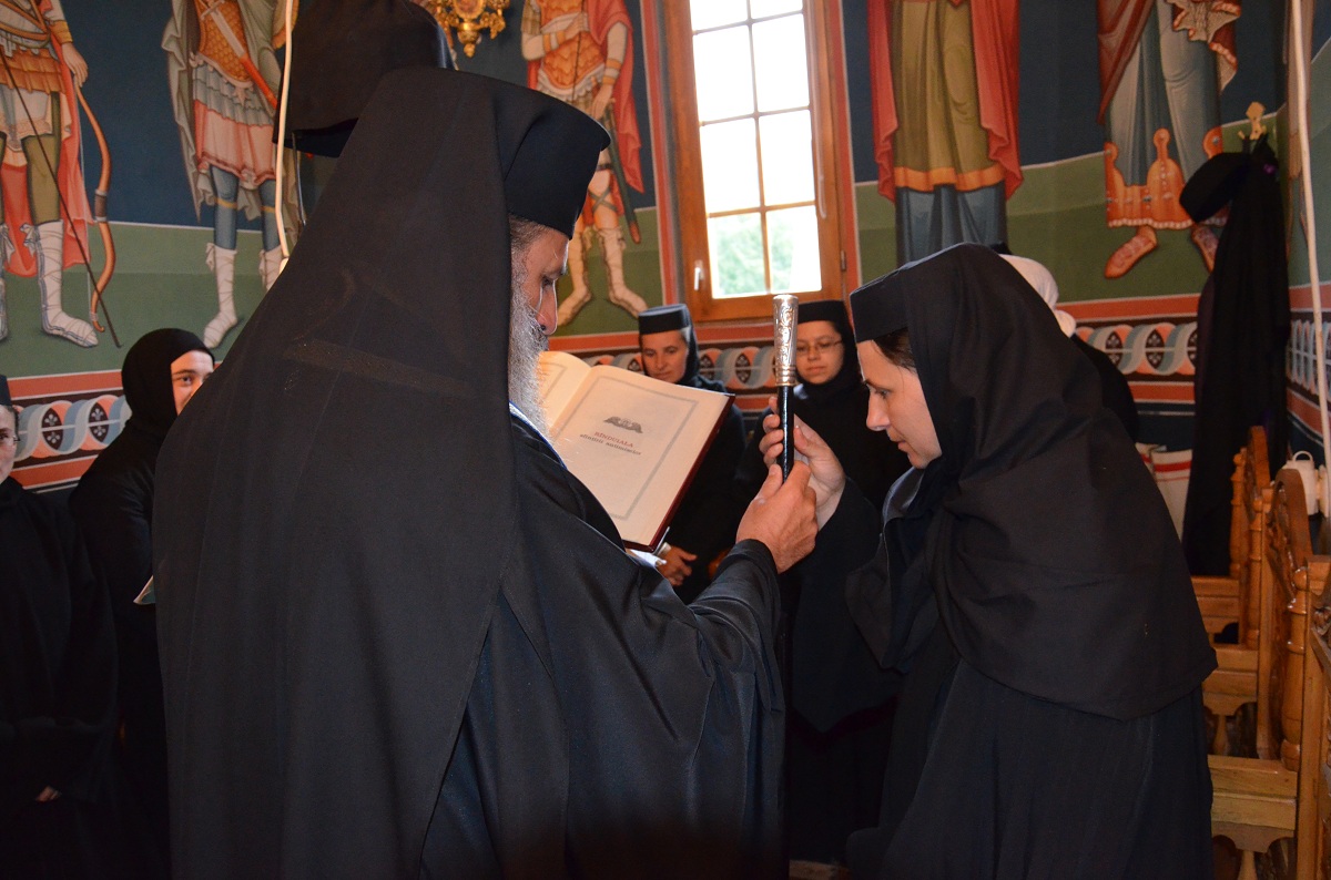 Hram şi hirotesie de stareţă la Mănăstirea Paltin - Petru Vodă