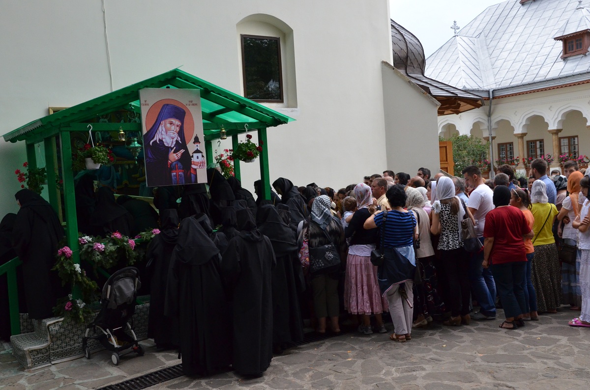 Moaştele Sfântului Cuvios Iosif, aşezate spre închinare la Mănăstirea Văratec