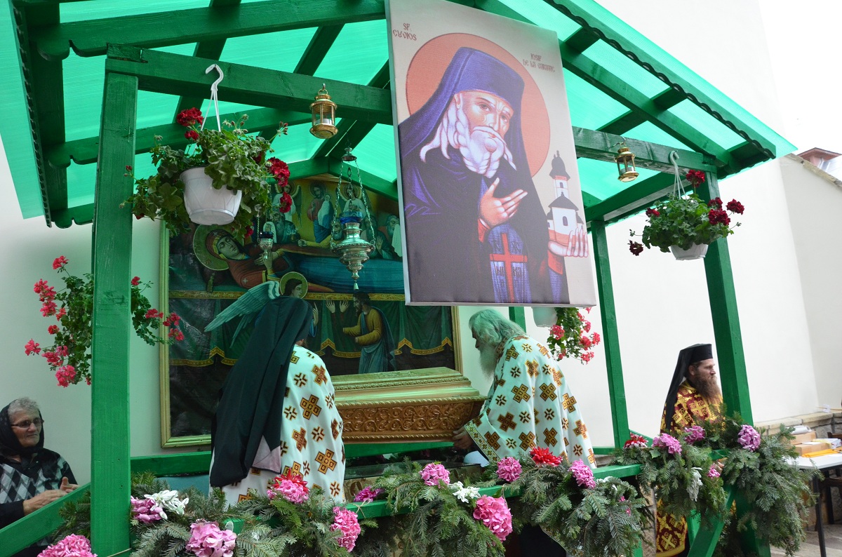 Moaştele Sfântului Cuvios Iosif, aşezate spre închinare la Mănăstirea Văratec