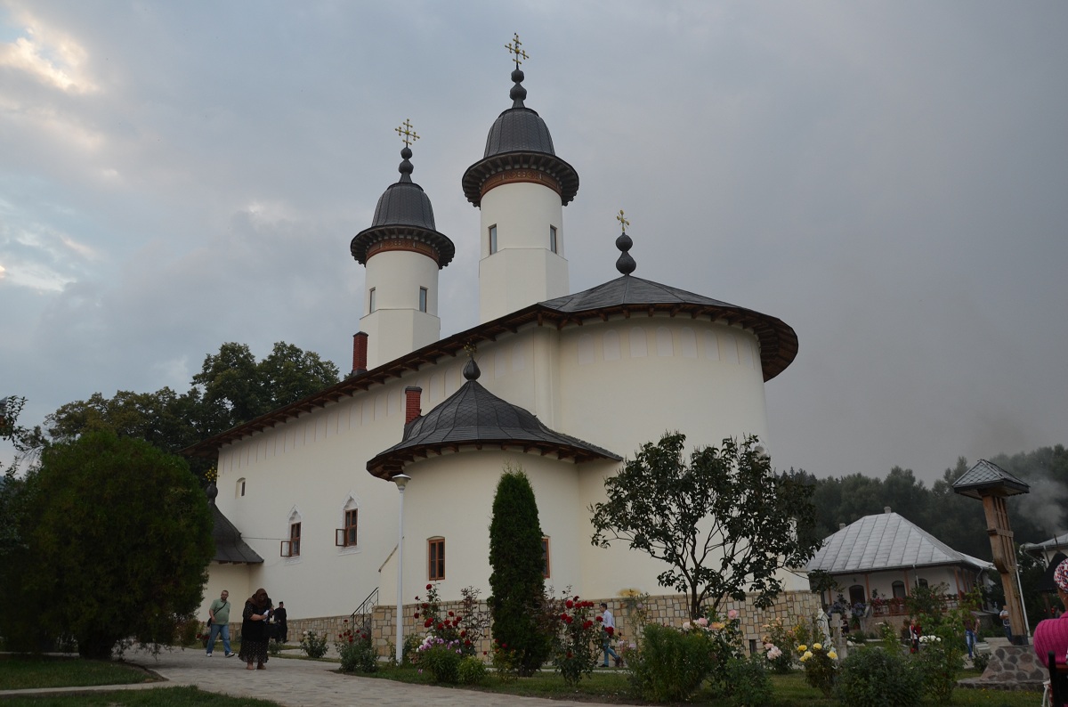 Moaştele Sfântului Cuvios Iosif, aşezate spre închinare la Mănăstirea Văratec