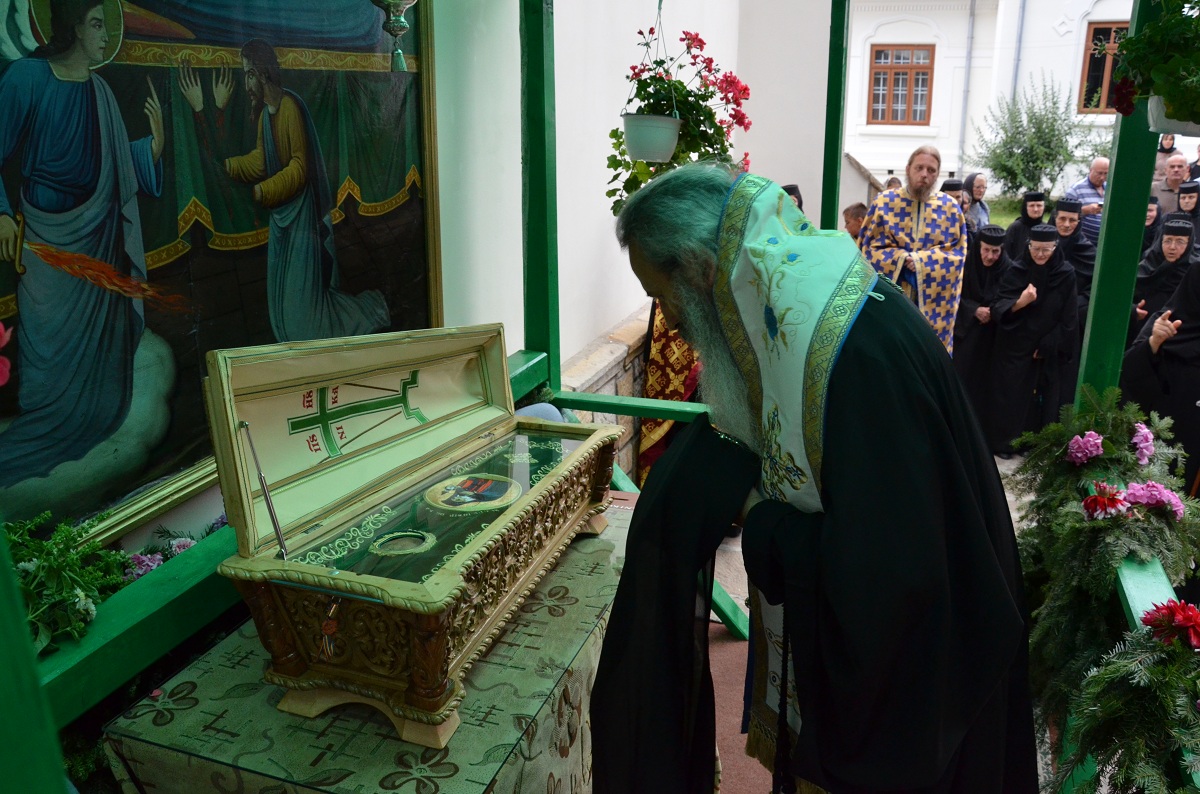 Moaştele Sfântului Cuvios Iosif, aşezate spre închinare la Mănăstirea Văratec