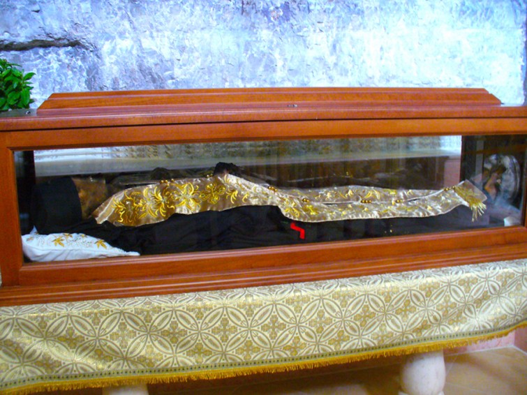 Să ne apropiem cu evlavie de sfintele moaște!