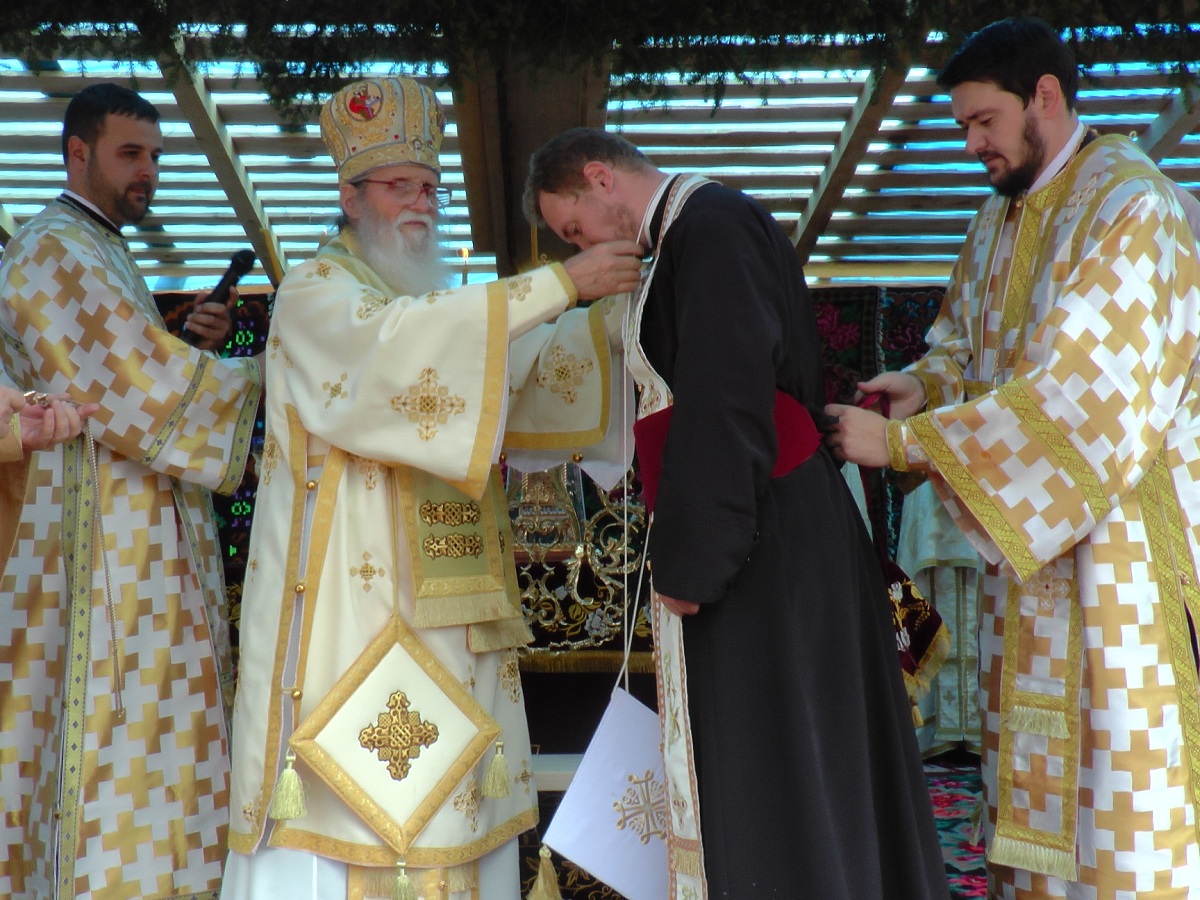 Biserica parohiei Vadu Negrilesei, resfinţită de IPS Pimen