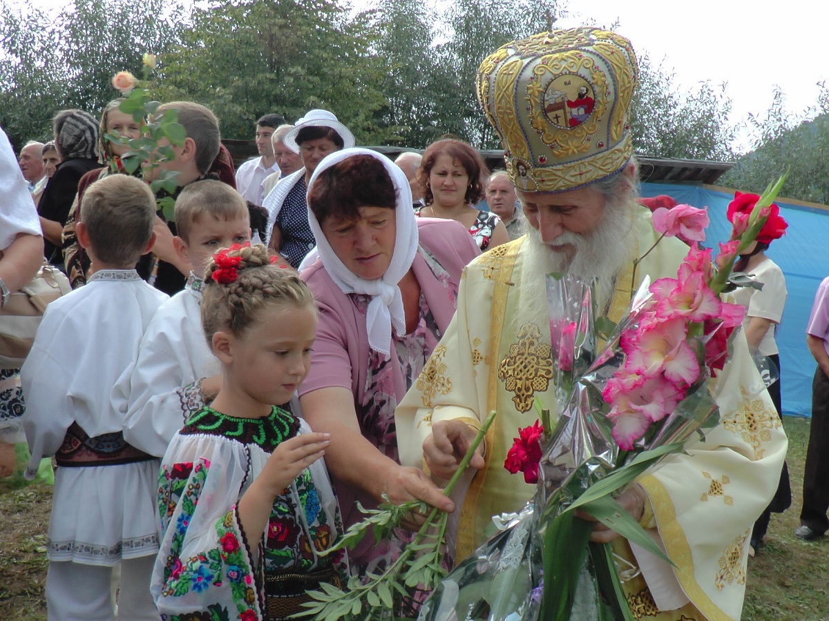 Biserica parohiei Vadu Negrilesei, resfinţită de IPS Pimen Biserica parohiei Vadu Negrilesei, resfinţită de IPS Pimen