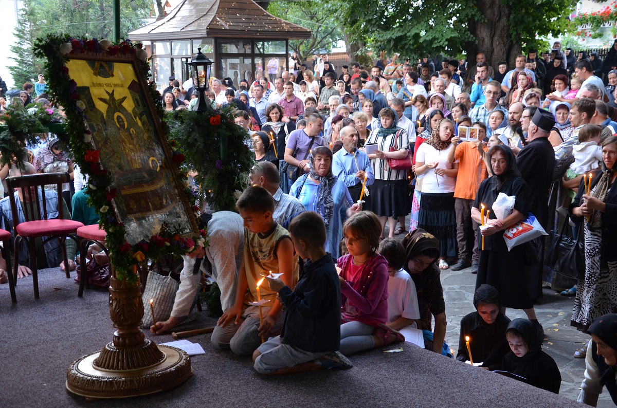 Moaştele Sfântului Cuvios Iosif, aşezate spre închinare la Mănăstirea Văratec