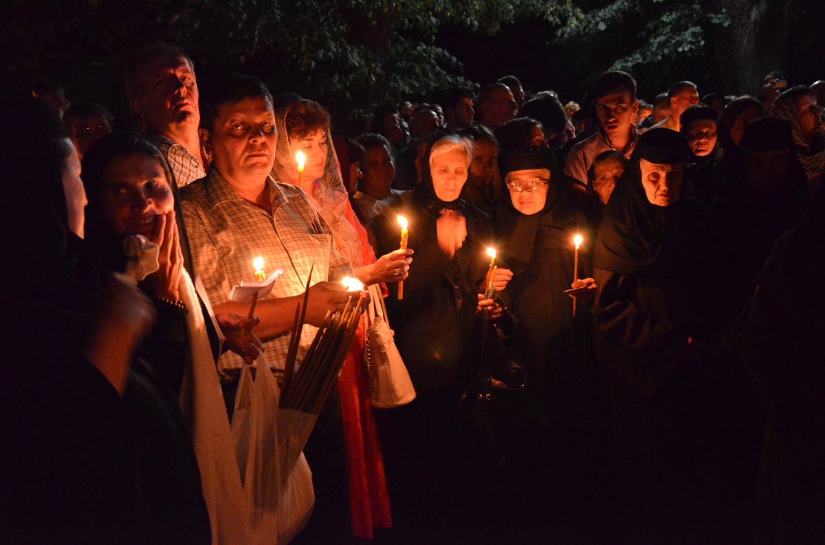 Moaştele Sfântului Cuvios Iosif, aşezate spre închinare la Mănăstirea Văratec