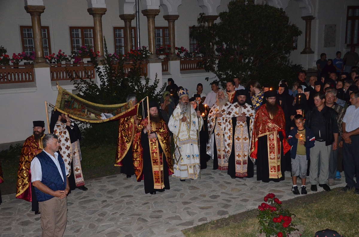 Moaştele Sfântului Cuvios Iosif, aşezate spre închinare la Mănăstirea Văratec