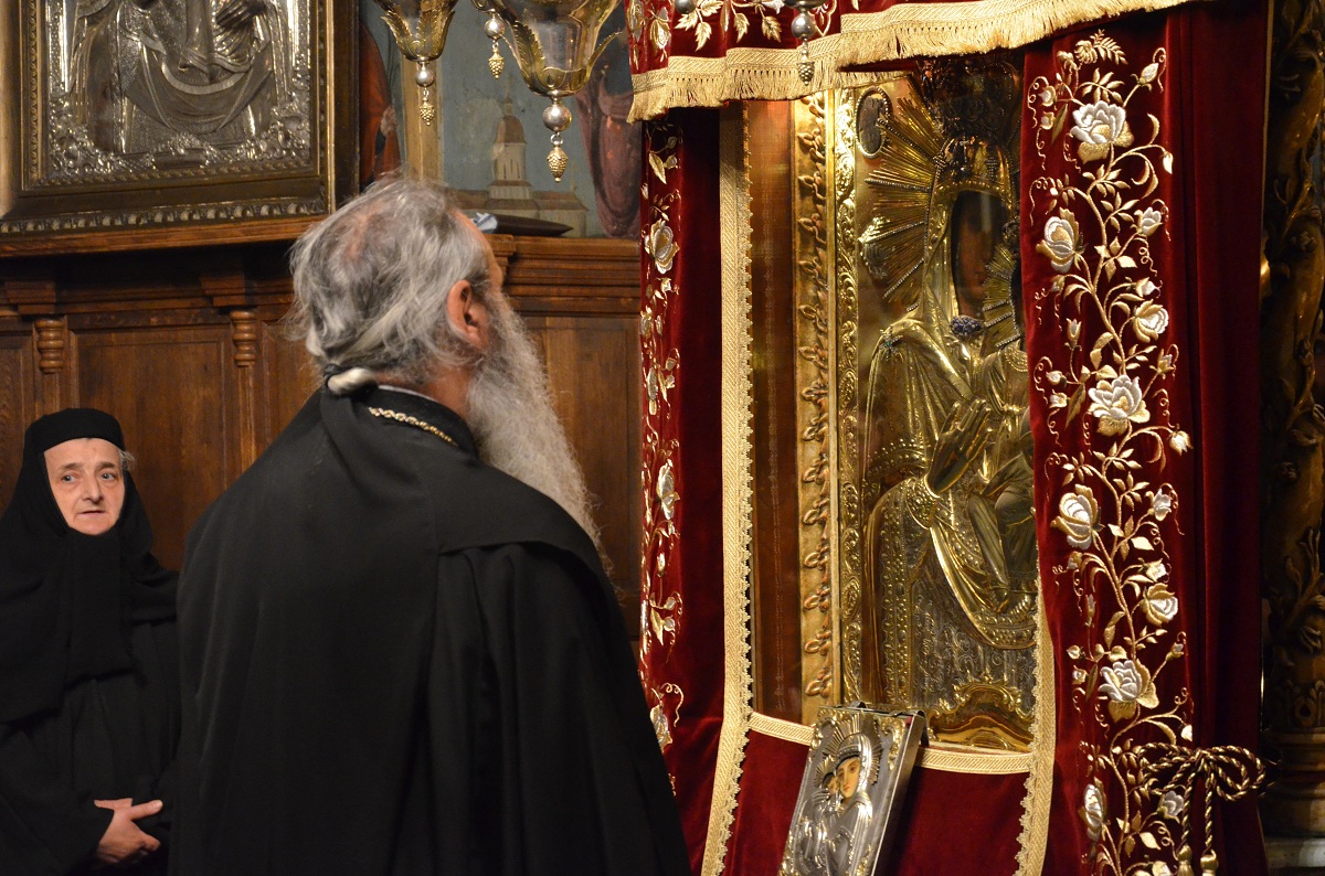 Moaştele Sfântului Cuvios Iosif, aşezate spre închinare la Mănăstirea Văratec