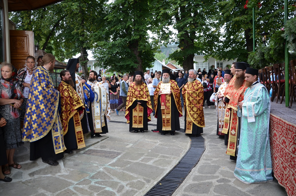 Moaştele Sfântului Cuvios Iosif, aşezate spre închinare la Mănăstirea Văratec