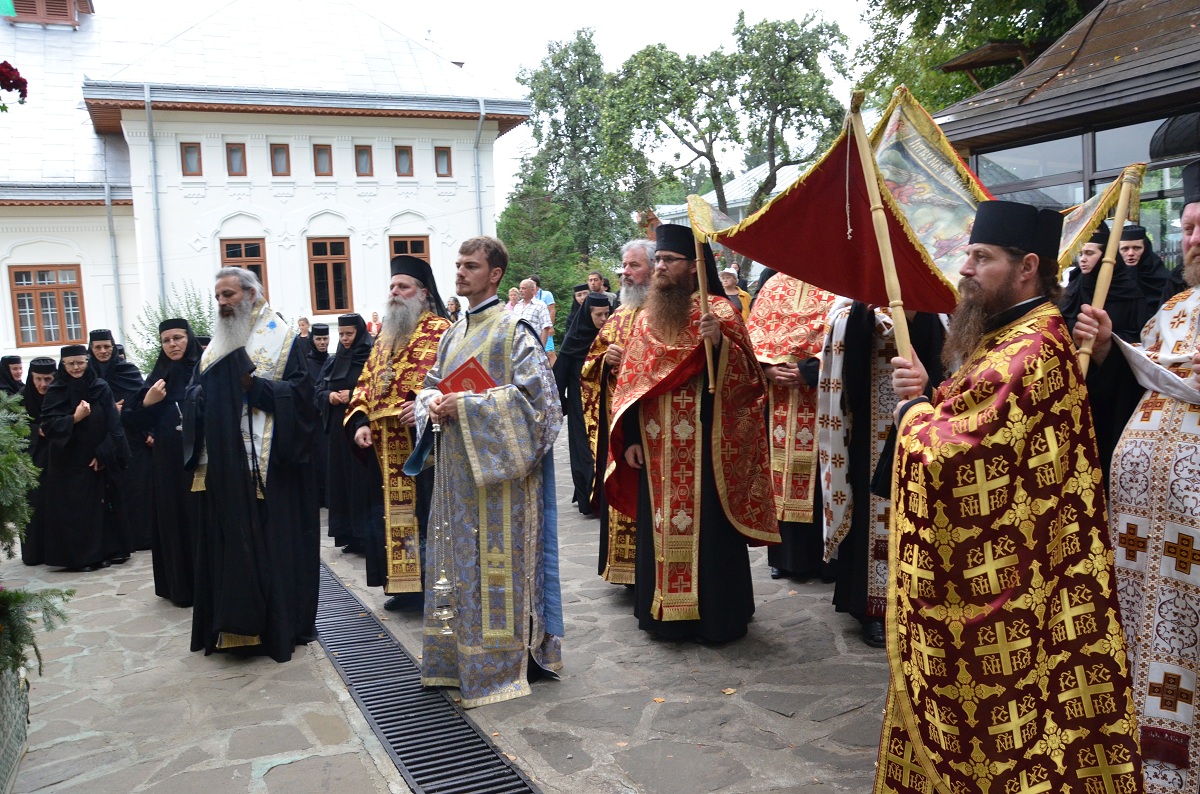 Moaştele Sfântului Cuvios Iosif, aşezate spre închinare la Mănăstirea Văratec