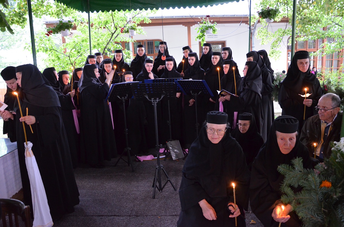 Moaştele Sfântului Cuvios Iosif, aşezate spre închinare la Mănăstirea Văratec