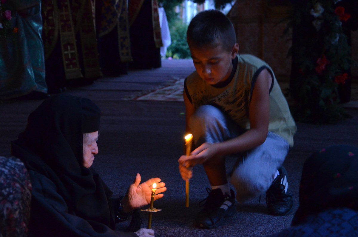 Moaştele Sfântului Cuvios Iosif, aşezate spre închinare la Mănăstirea Văratec