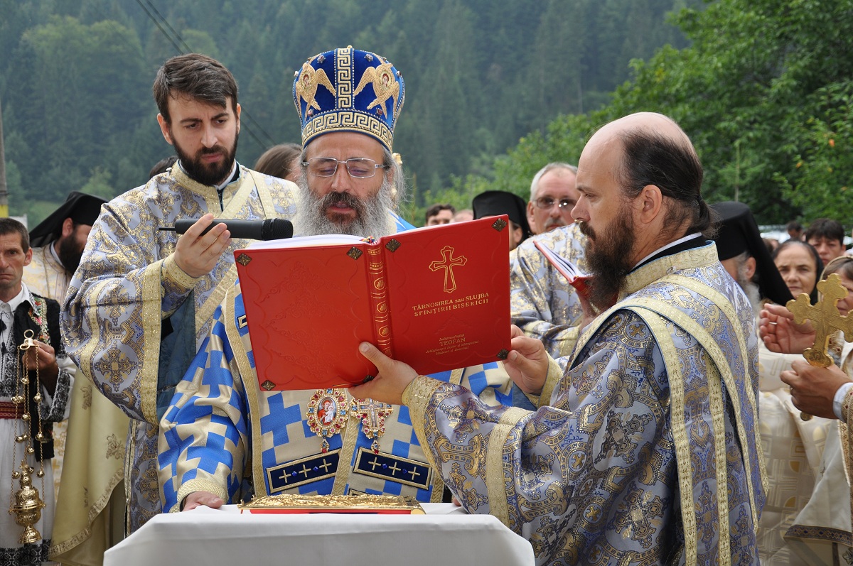 Biserica parohiei Cuiejdiu-Gârcina, resfințită de IPS Mitropolit Teofan