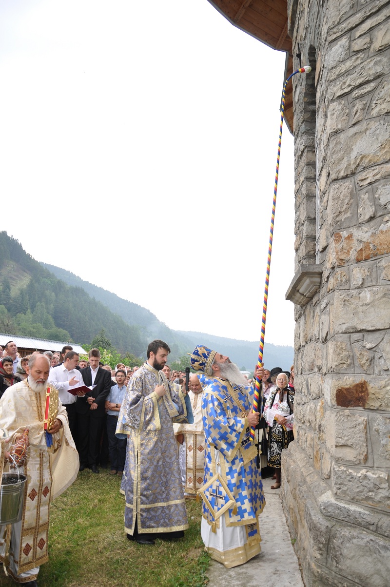 Biserica parohiei Cuiejdiu-Gârcina, resfințită de IPS Mitropolit Teofan