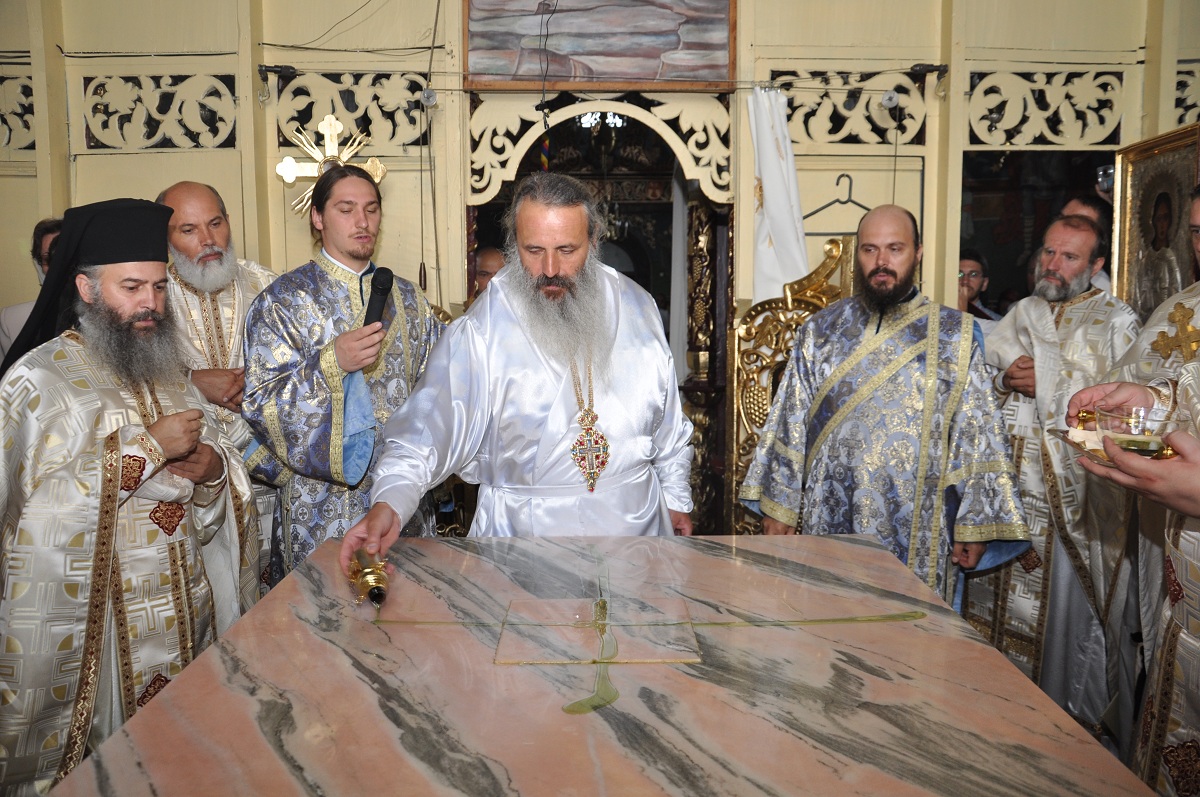 Biserica parohiei Cuiejdiu-Gârcina, resfințită de IPS Mitropolit Teofan