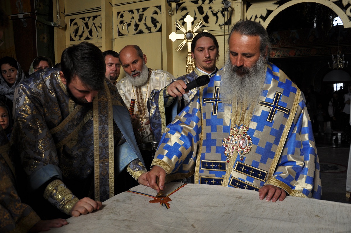 Biserica parohiei Cuiejdiu-Gârcina, resfințită de IPS Mitropolit Teofan