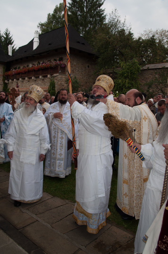 Patru ierarhi au resfinţit Mănăstirea Moldoviţa