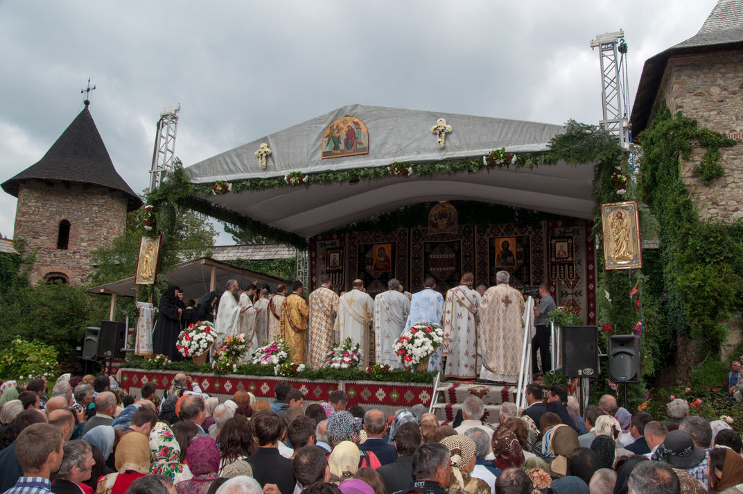 Patru ierarhi au resfinţit Mănăstirea Moldoviţa