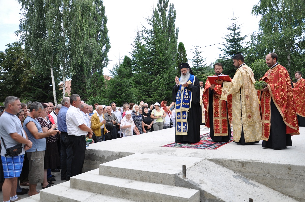 Sfințire de loc de biserică oficiată de IPS Mitropolit Teofan la Bălțătești