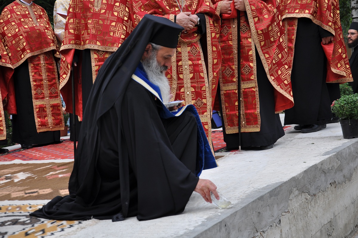 Sfințire de loc de biserică oficiată de IPS Mitropolit Teofan la Bălțătești