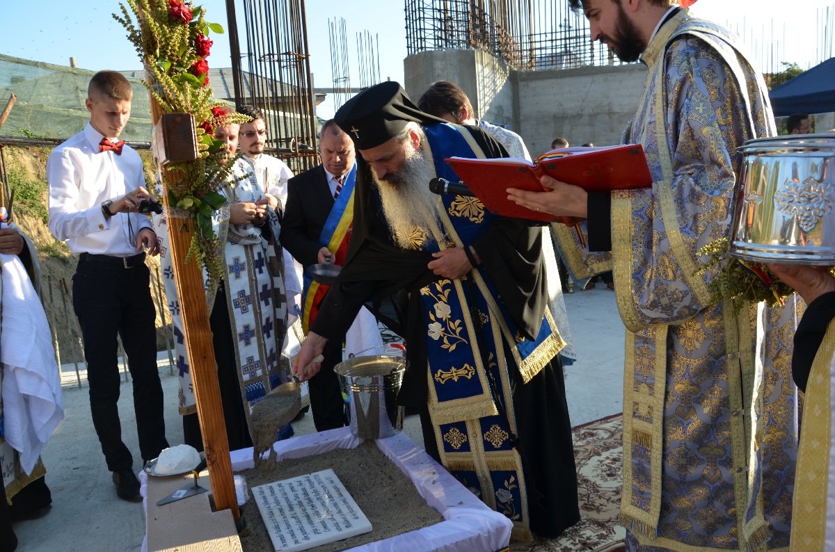 Sfinţire de biserică şi de casă socială în parohia Rediu Scânteii