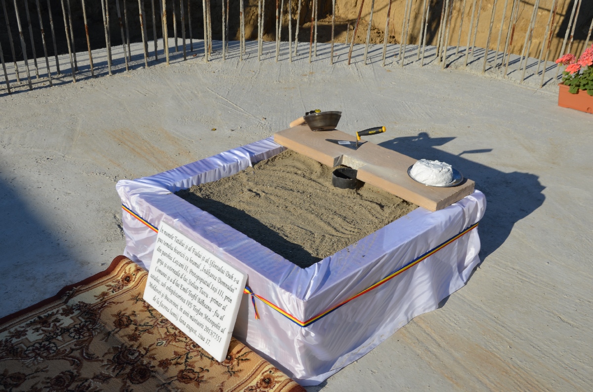 Sfinţire de biserică şi de casă socială în parohia Rediu Scânteii