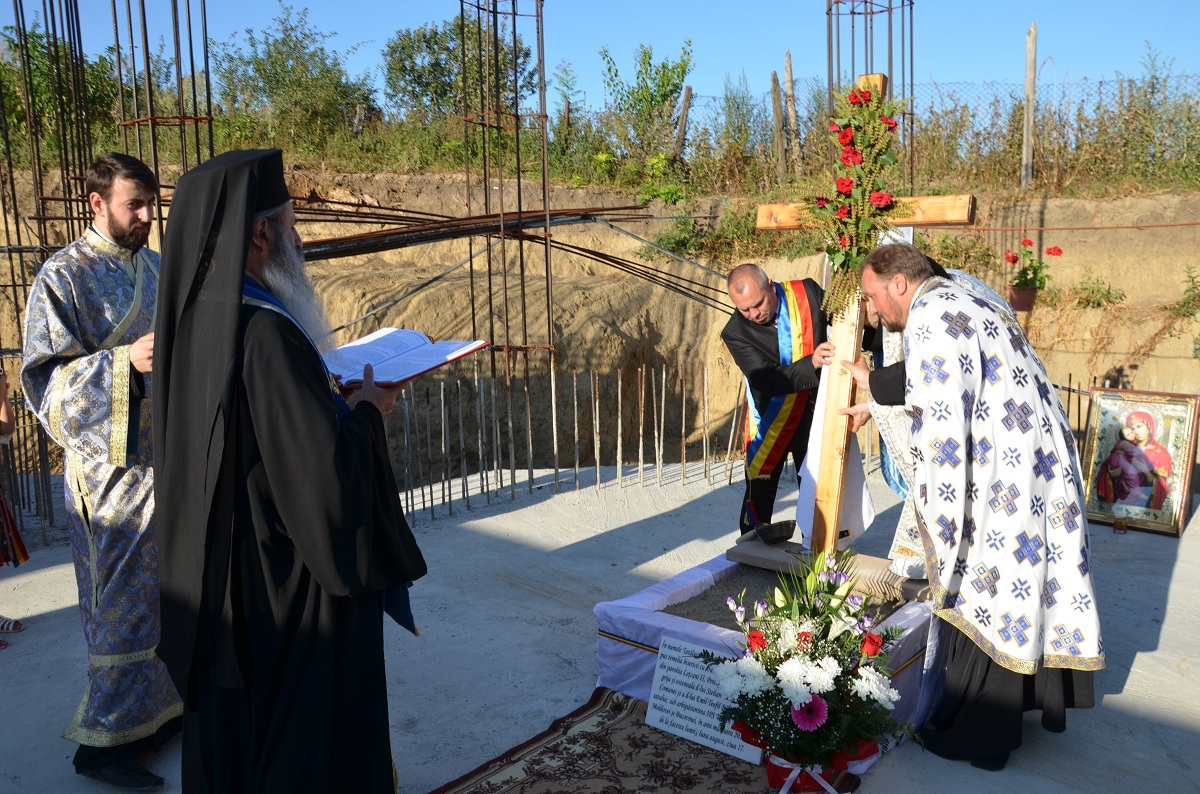 Sfinţire de biserică şi de casă socială în parohia Rediu Scânteii