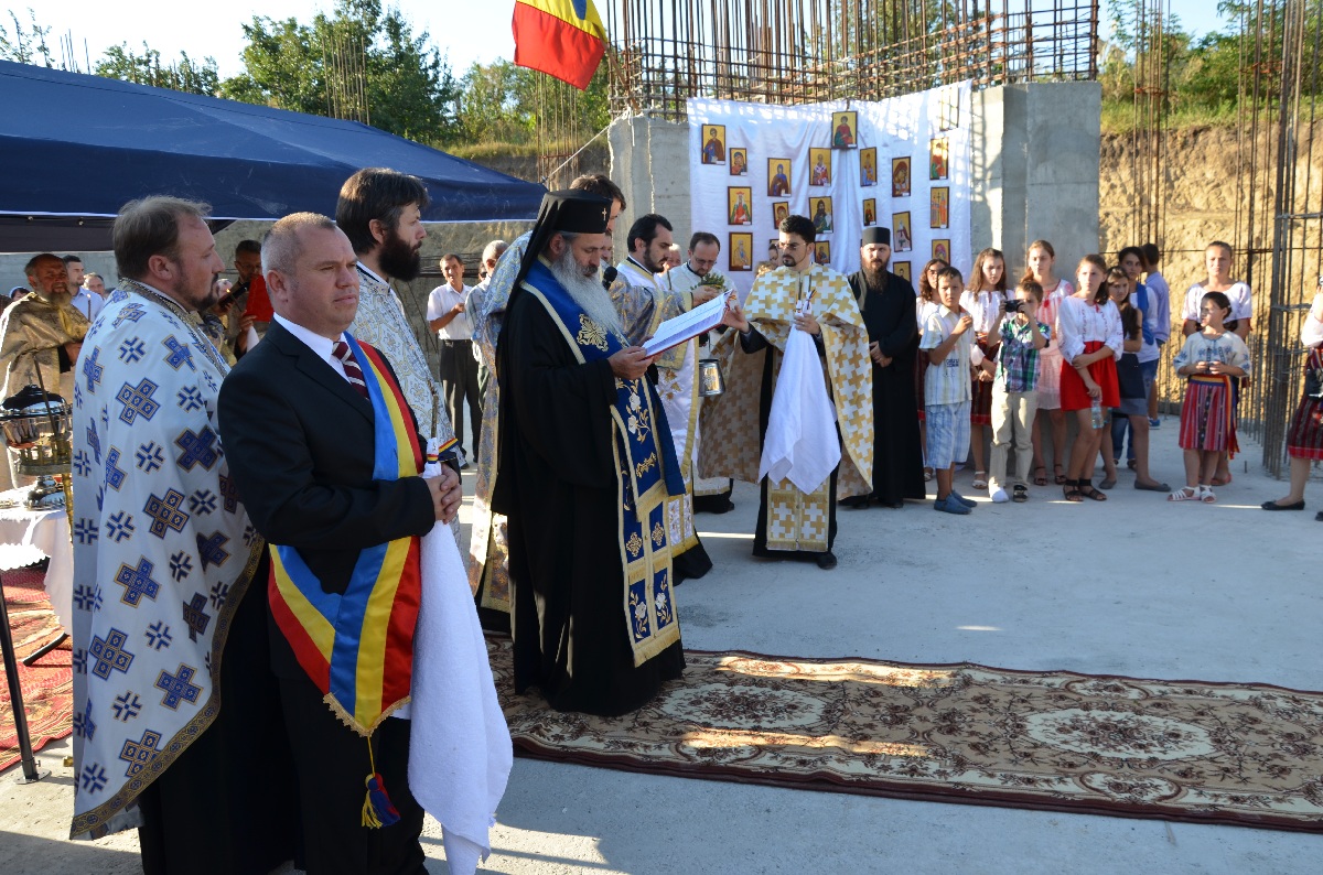 Sfinţire de biserică şi de casă socială în parohia Rediu Scânteii
